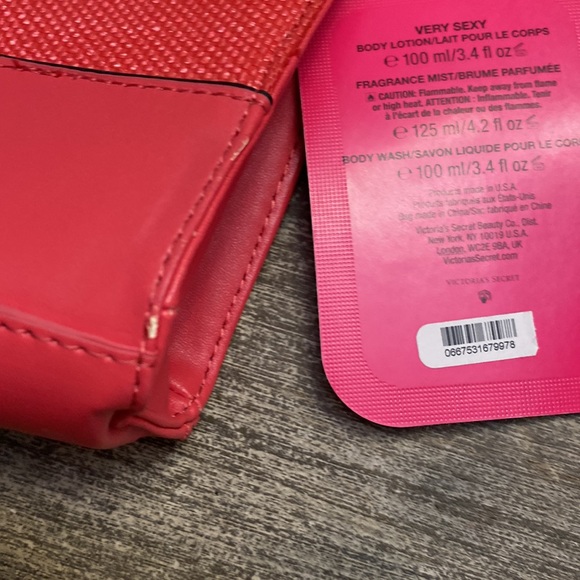 Victoria’s Secret clutch bank with clip to close - Picture 8 of 10